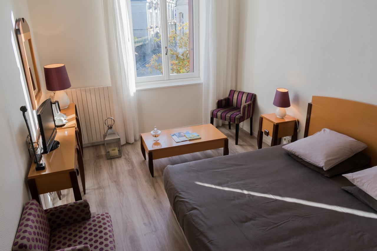 Logis Hotel Saint-Roch Pleumartin Eksteriør billede