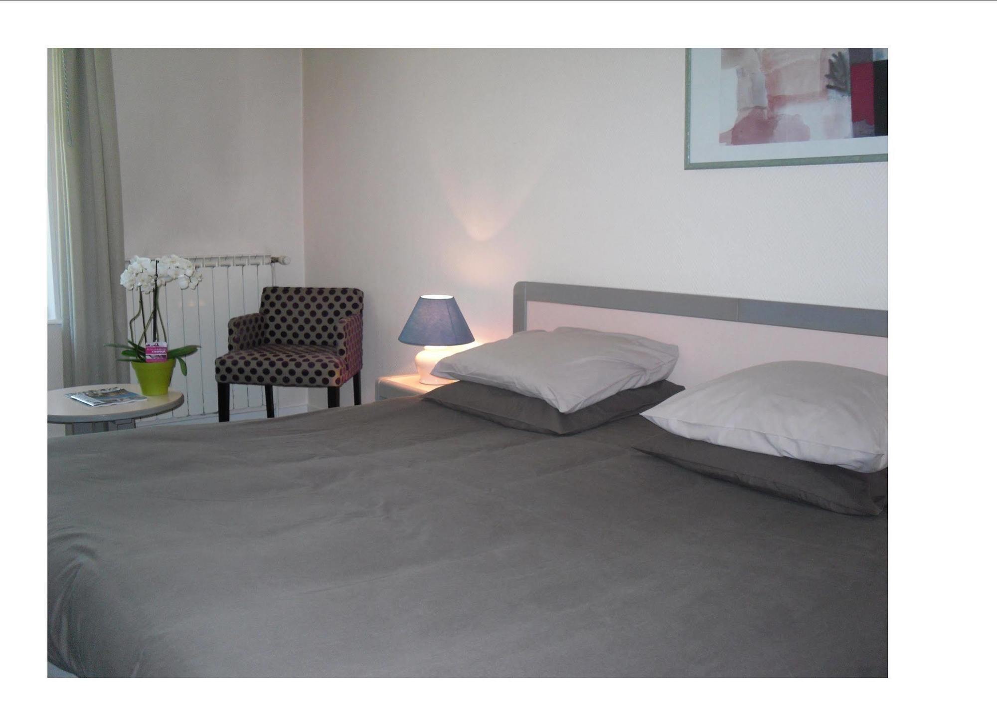 Logis Hotel Saint-Roch Pleumartin Eksteriør billede