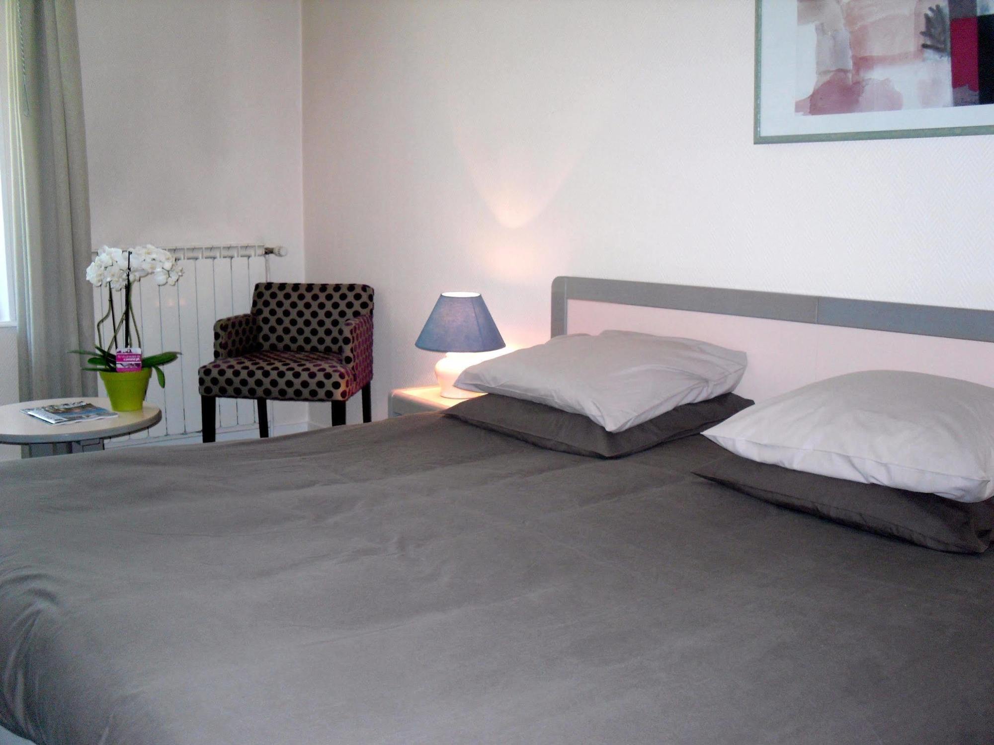 Logis Hotel Saint-Roch Pleumartin Eksteriør billede